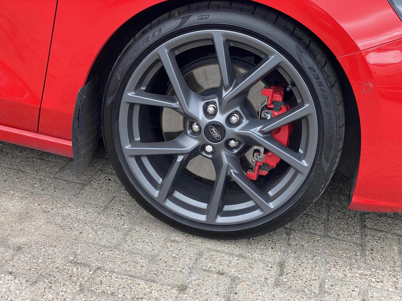 Ford FOCUS Wagon 2.3 EcoBoost ST-X Automaat 280pk! | Panoramadak | Afneembare trekhaak | Winter Pack | Standkachel | AGR-stoelen | Bang&Olufsen | Elektrische achterklep | Head up Display | Matrix LED