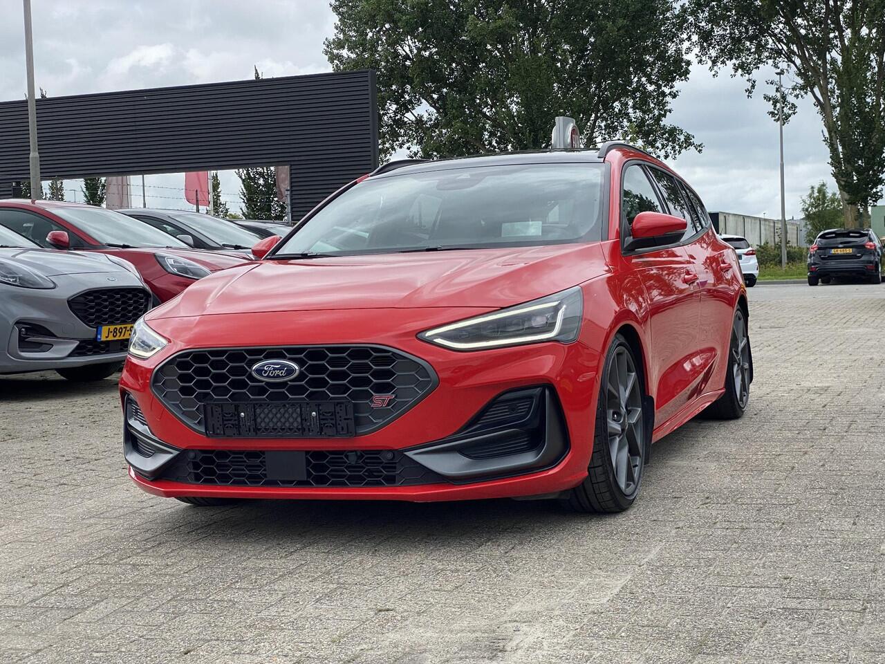 Ford FOCUS Wagon 2.3 EcoBoost ST-X Automaat 280pk! | Panoramadak | Afneembare trekhaak | Winter Pack | Standkachel | AGR-stoelen | Bang&Olufsen | Elektrische achterklep | Head up Display | Matrix LED