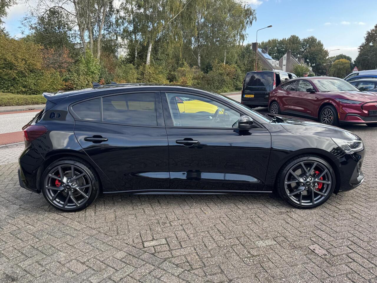 Ford FOCUS 2.3 EcoBoost ST-3 | 280pk Automaat | Performance Pack | AGR-stoelen | Winter Pack | Adaptive cruise control | Head up Display | Camera