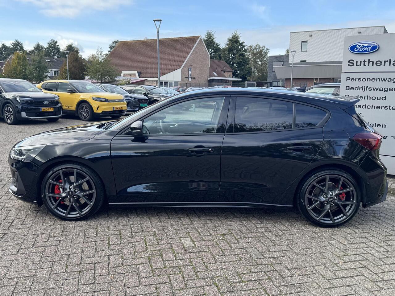 Ford FOCUS 2.3 EcoBoost ST-3 | 280pk Automaat | Performance Pack | AGR-stoelen | Winter Pack | Adaptive cruise control | Head up Display | Camera