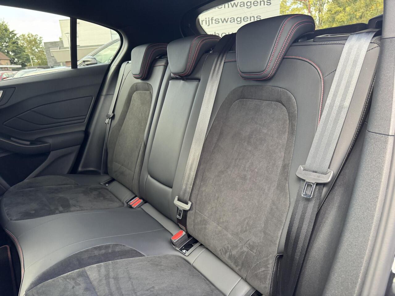 Ford FOCUS 2.3 EcoBoost ST-3 | 280pk Automaat | Performance Pack | AGR-stoelen | Winter Pack | Adaptive cruise control | Head up Display | Camera