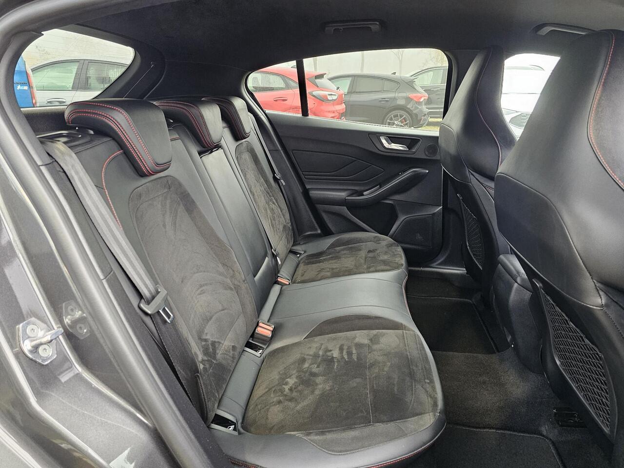 Ford FOCUS 2.3 EcoBoost ST-X | 280pk Automaat! | Winter Pack | AGR-stoelen | Camera | Bang&Olufsen | Head up Display | BLIS | Extra wielset | Fabrieksgarantie tm. 15-12-2028