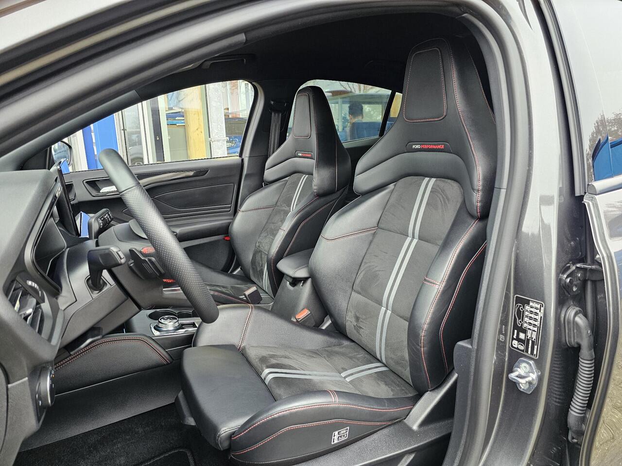 Ford FOCUS 2.3 EcoBoost ST-X | 280pk Automaat! | Winter Pack | AGR-stoelen | Camera | Bang&Olufsen | Head up Display | BLIS | Extra wielset | Fabrieksgarantie tm. 15-12-2028