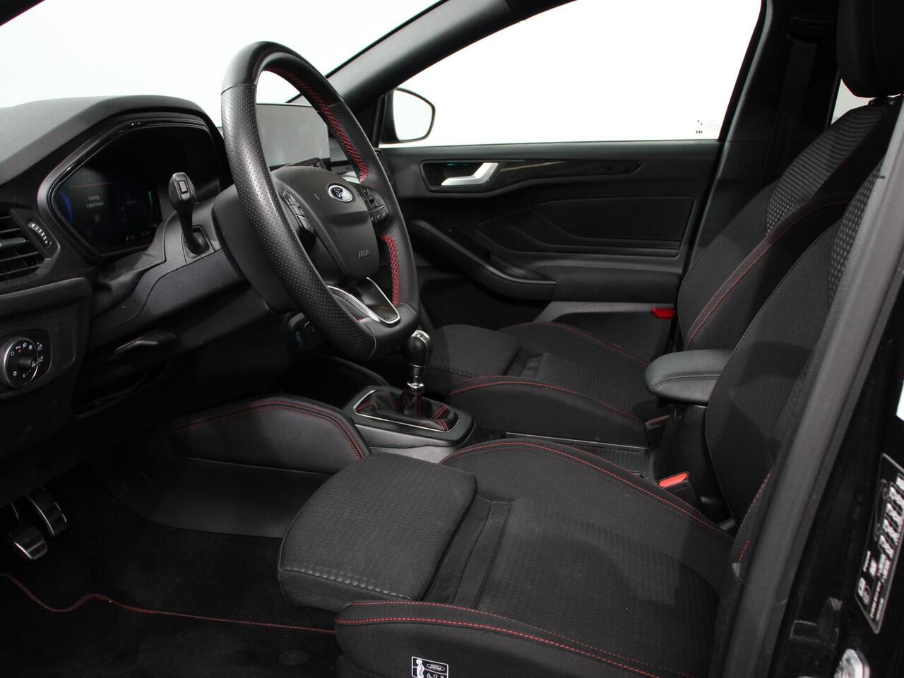 Ford FOCUS Wagon 1.0 EcoBoost 125pk mhev ST Line X | Panorama dak | Navigatie Groot scherm | Apple Carplay/Android Auto | Parkeersensoren | Camera | Driver Assistance Pack | Winter Pack | LED-koplampen | Panoramadak | Virtual Cockpit | All seasonbanden