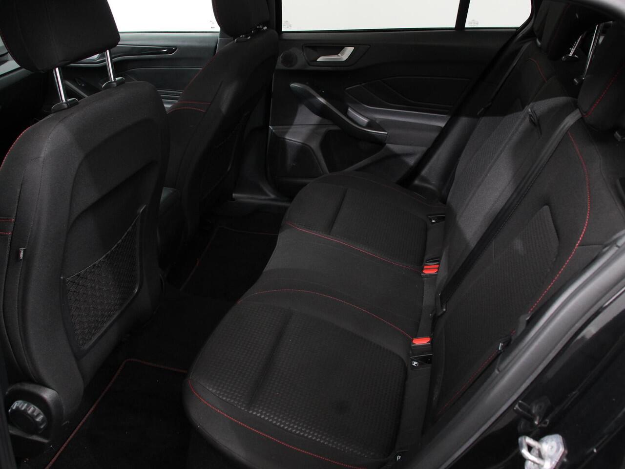 Ford FOCUS Wagon 1.0 EcoBoost 125pk mhev ST Line X | Panorama dak | Navigatie Groot scherm | Apple Carplay/Android Auto | Parkeersensoren | Camera | Driver Assistance Pack | Winter Pack | LED-koplampen | Panoramadak | Virtual Cockpit | All seasonbanden