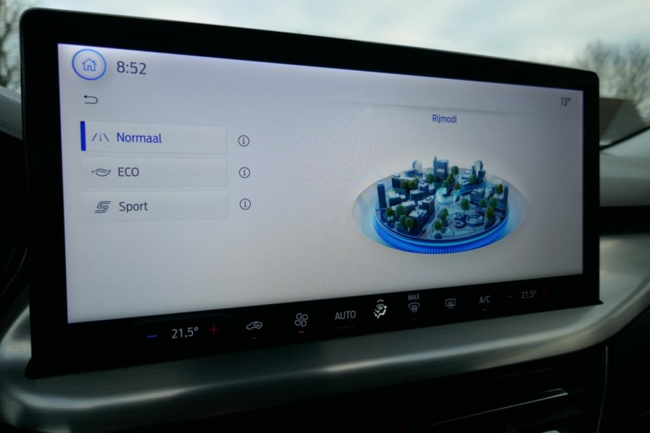 Ford FOCUS 1.0 EBH TITANIUM 125 PK MILDHYBRID / GROOTSCHERM/ APPLE