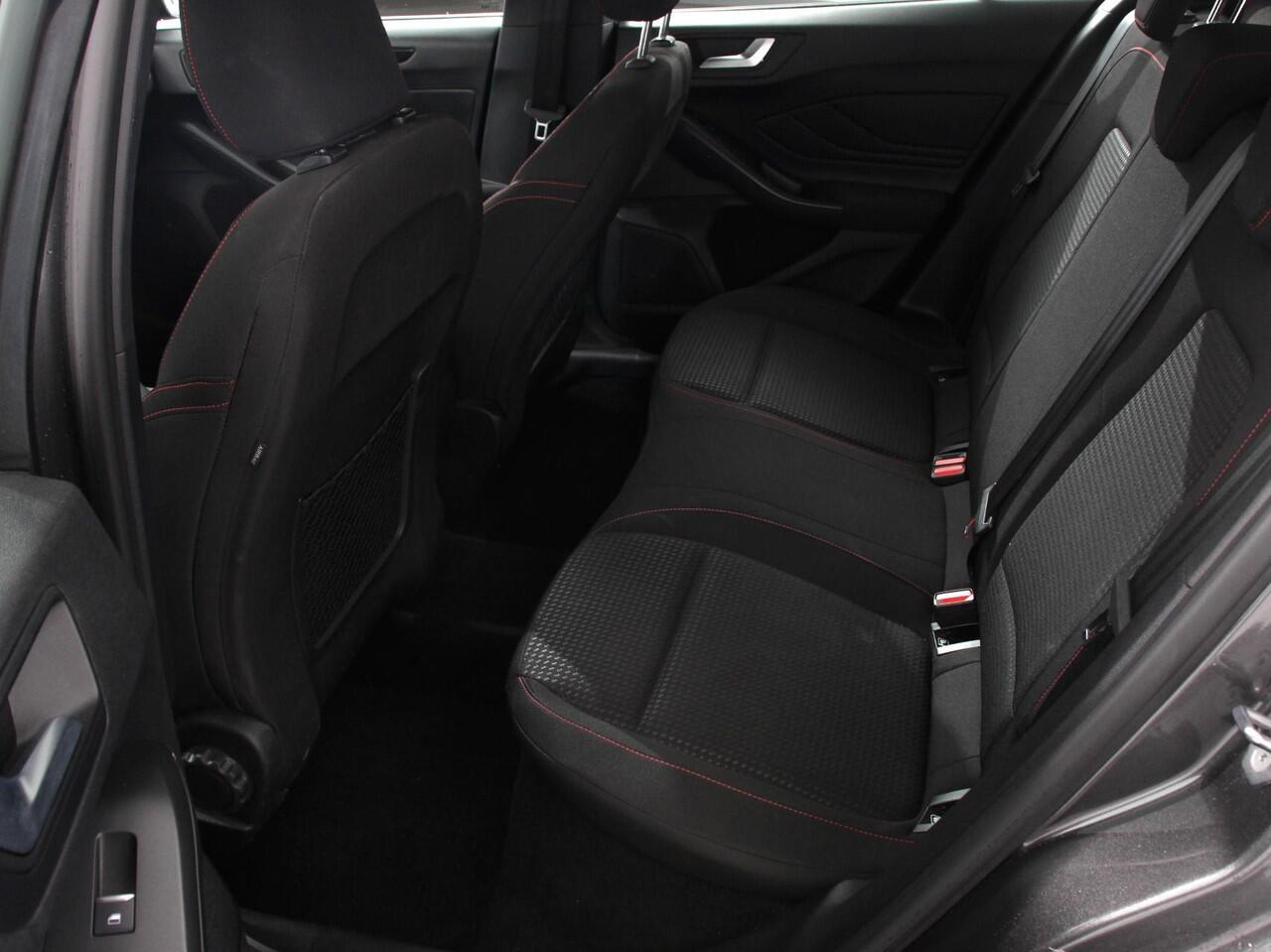 Ford FOCUS 1.0 Focus 125 PK HB ST-Line Automaat | Navigatie | Climate control | Cruise control | Carplay/Android Auto | LM velgen | Parkeersensoren | Led Matrix koplampen