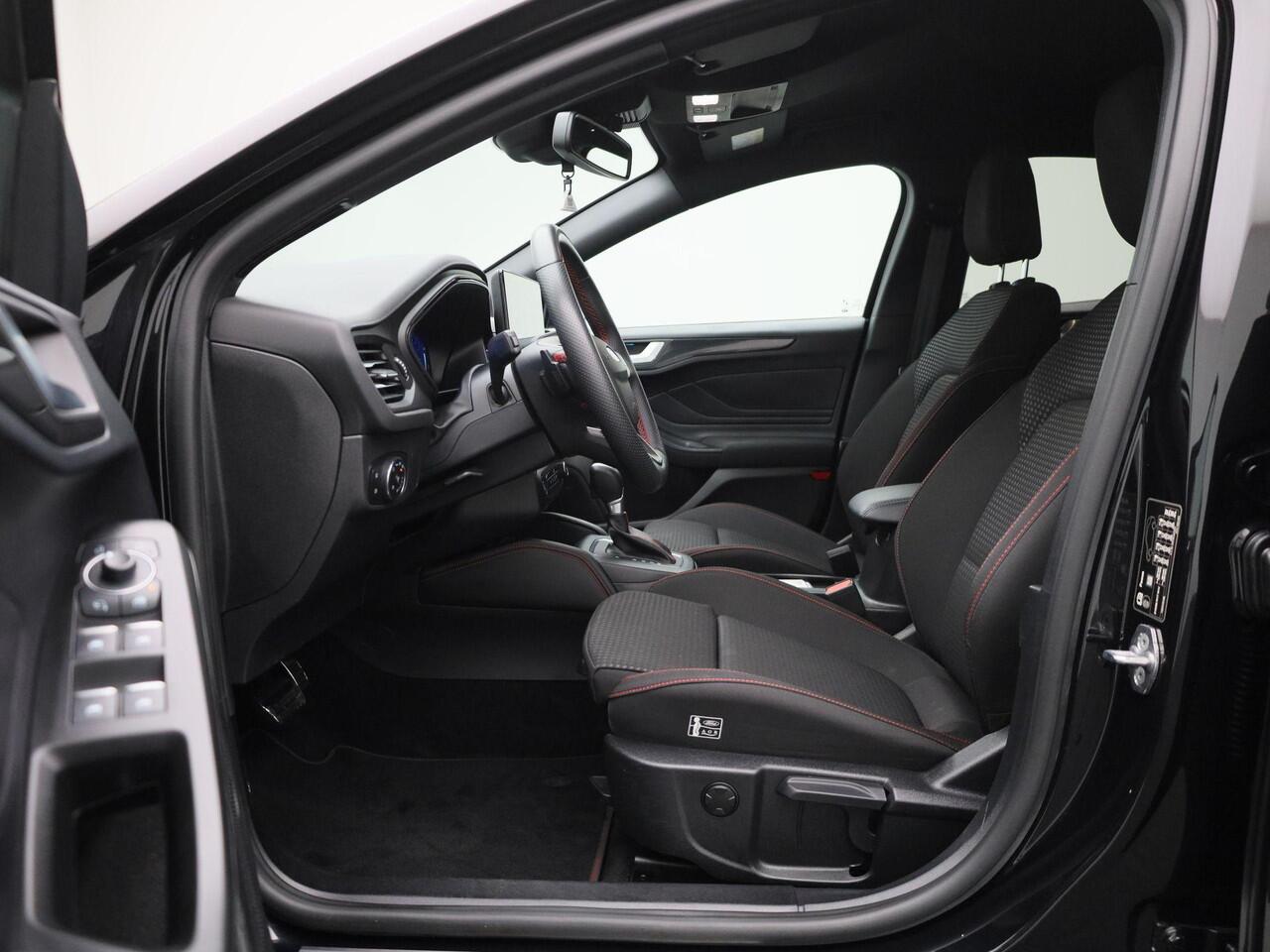 Ford FOCUS 1.0 EcoBoost Hybrid ST Line X | Climate Control / ECC | Licht metalen velgen 17 inch | Cruise control | Navigatie | LED koplampen | Park Distance Control voor en achter | Achteruitrijcamera |