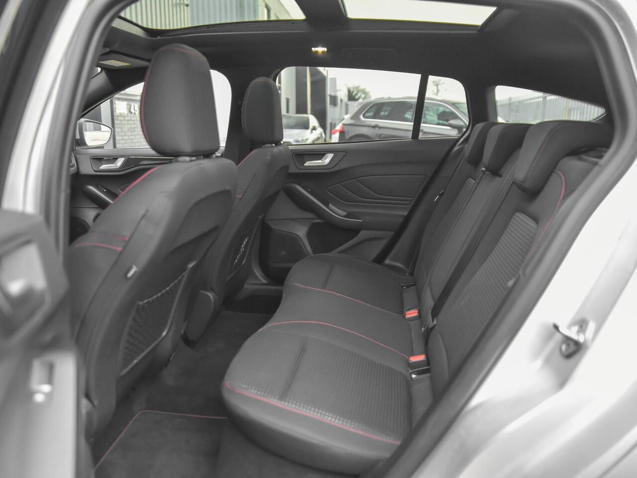 Ford FOCUS Wagon 1.0 EcoBoost Hybrid ST Line X Feestdagen geopend bel voor een afspraak. Panoramadak Virtual Keyless Trekhaak