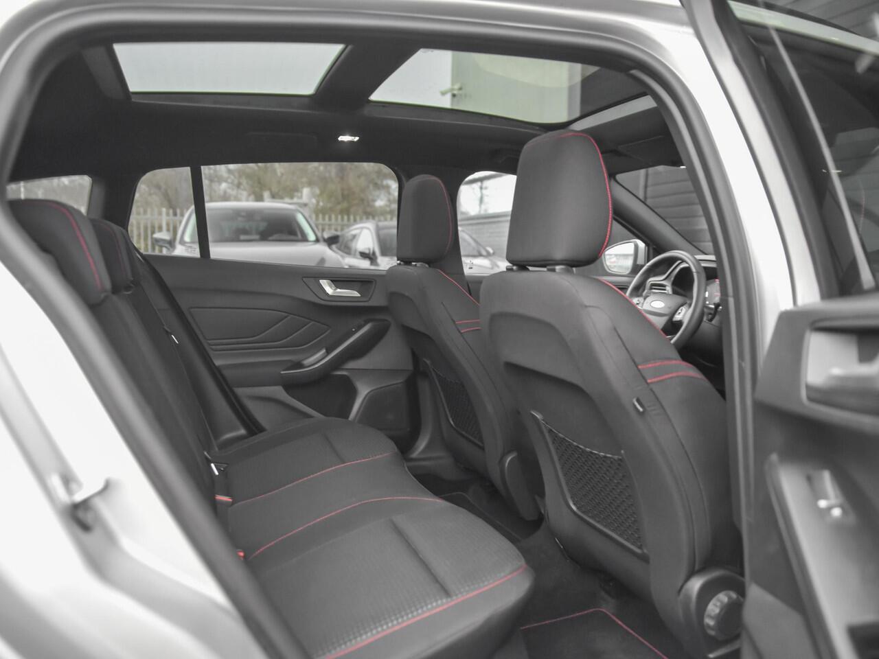 Ford FOCUS Wagon 1.0 EcoBoost Hybrid ST Line X Feestdagen geopend bel voor een afspraak. Panoramadak Virtual Keyless Trekhaak