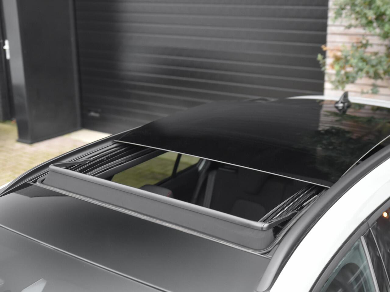 Ford FOCUS Wagon 1.0 EcoBoost Hybrid ST Line X Feestdagen geopend bel voor een afspraak. Panoramadak Virtual Keyless Trekhaak