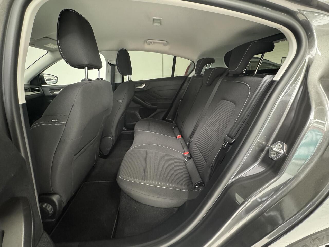 Ford FOCUS 1.0 EcoBoost Hybrid Titanium | Parkeersensoren V+A | Navigatie | Climate Control | Apple CarPlay / Android Auto |