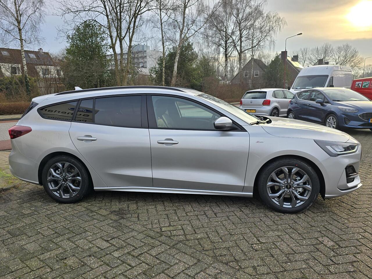 Ford FOCUS 1.0 EcoBoost Hybrid ST Line Wagon 155pk Automaat SCI | Winter Pack | Moondust Silver | 12.3 inch personaliseerbare Digital Cockpit | Achteruitrijcamera | Draadloos opladen mobiele telefoon | Ford Keyless Entry