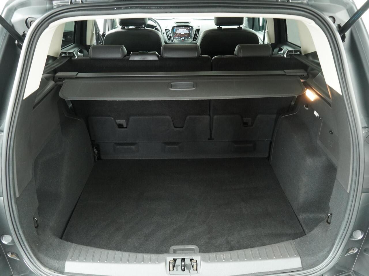 Ford KUGA 1.5 EcoBoost Titanium - Navigatie - Climate Control - Trekhaak - 1.800 kg. trekgewicht