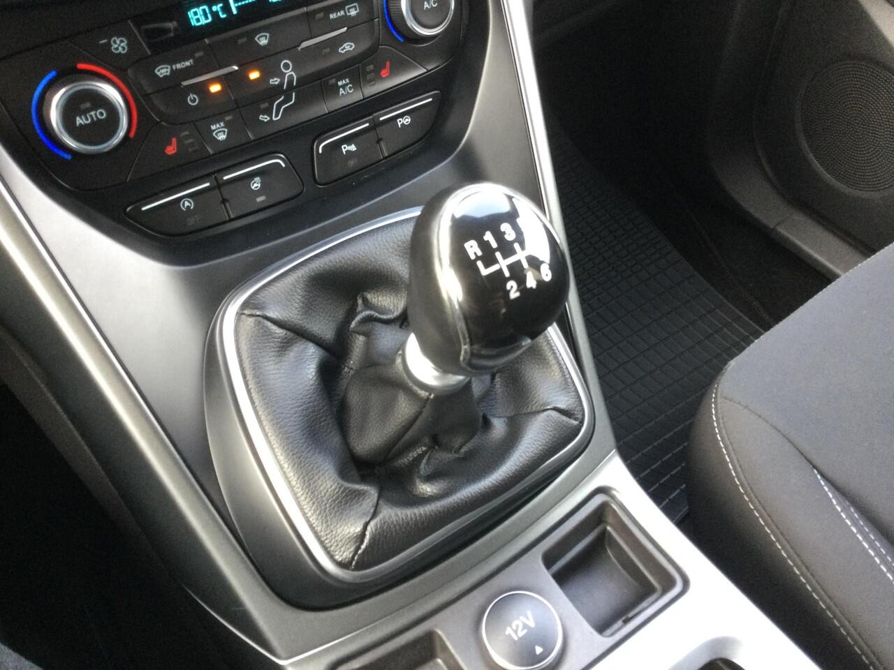 Ford KUGA 1.5 EcoBoost Titanium | Trekhaak | Stoelverwarming | PDC | Navi |