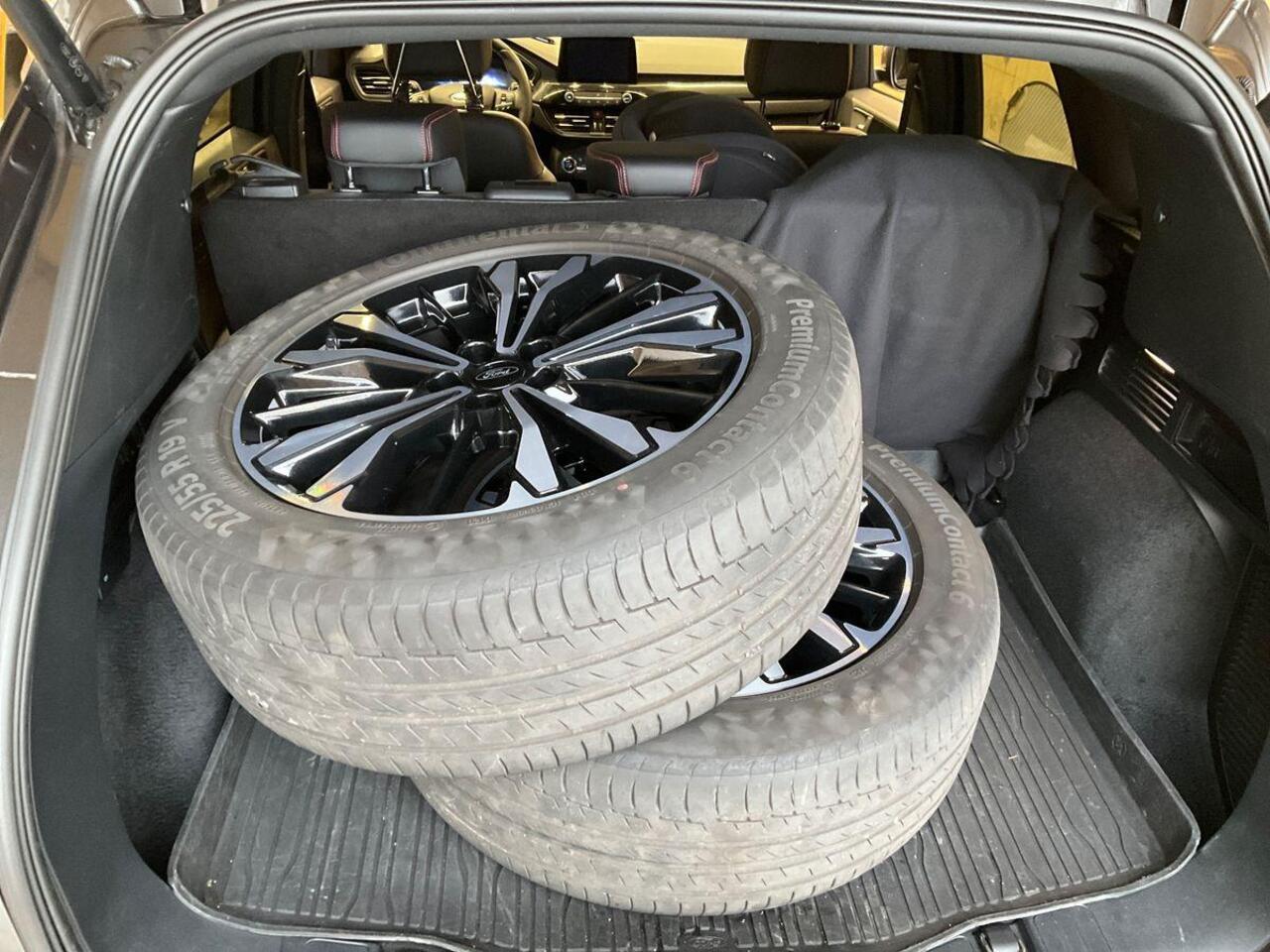 Ford KUGA 2.5 PHEV ST-Line X 225pk | Afneembare Trekhaak | Adaptieve Cruise | Dodehoeksensoren | Winterpack | 19 inch velgen | Head up Display | Achteruitrijcamera