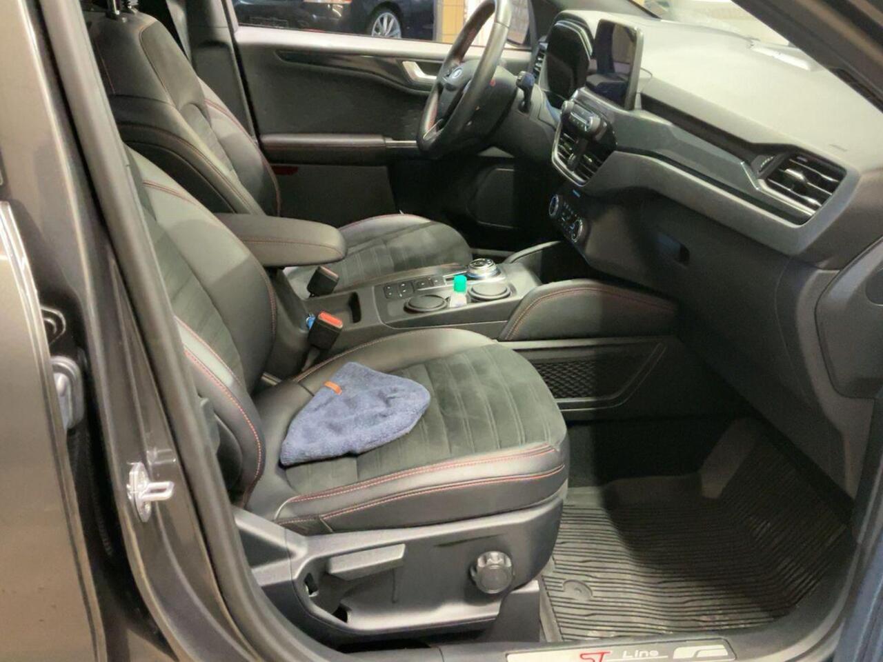 Ford KUGA 2.5 PHEV ST-Line X 225pk | Afneembare Trekhaak | Adaptieve Cruise | Dodehoeksensoren | Winterpack | 19 inch velgen | Head up Display | Achteruitrijcamera