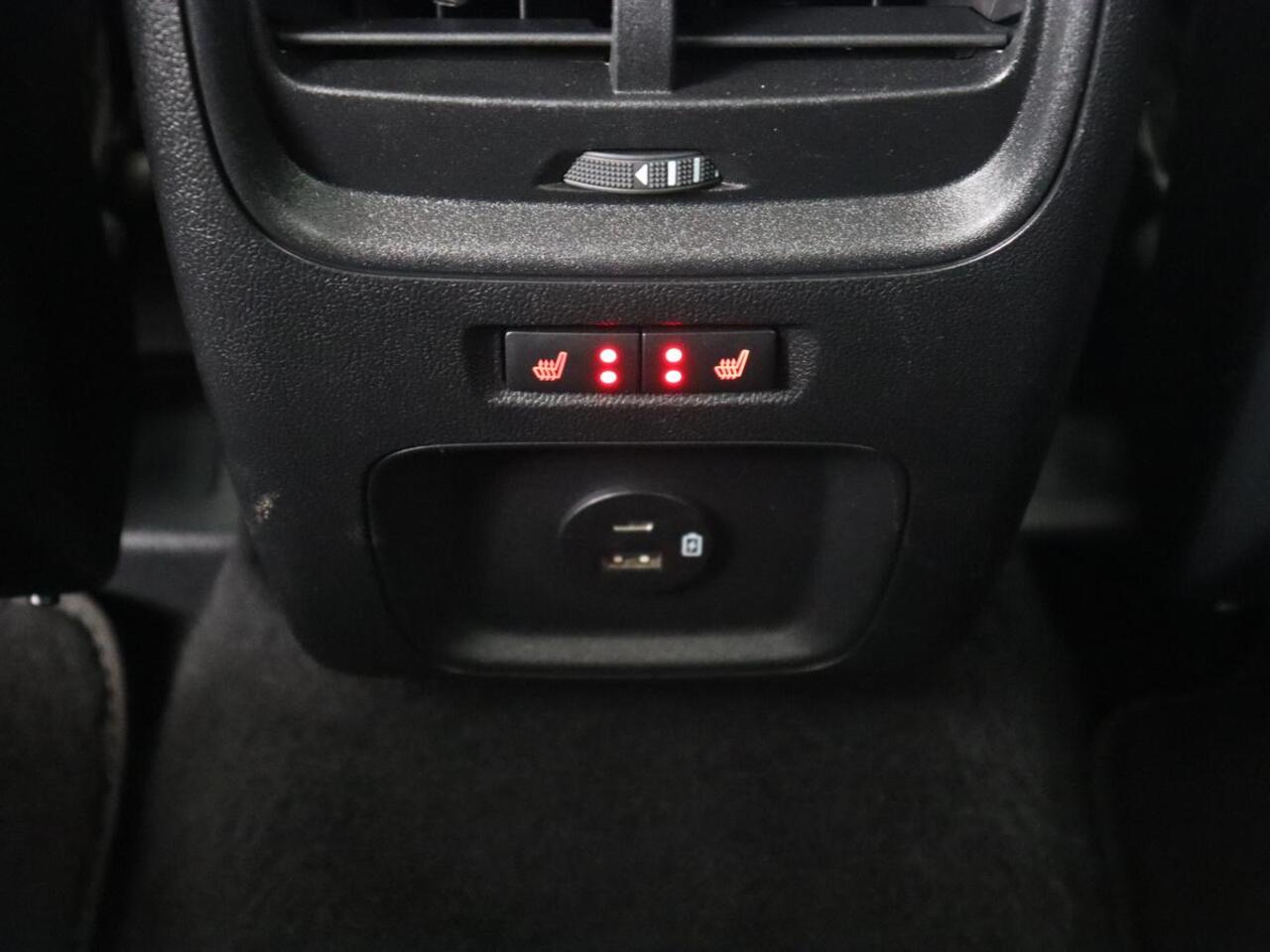 Ford KUGA 2.5 PHEV Vignale | Head-Up | Trekhaak | Adaptive cruise | Leder | 360 Camera | Stoelverwarming | Digital Cockpit | Carplay | Dodehoek detectie | Navigatie | Keyless | Achterbankverwarming | Plug In