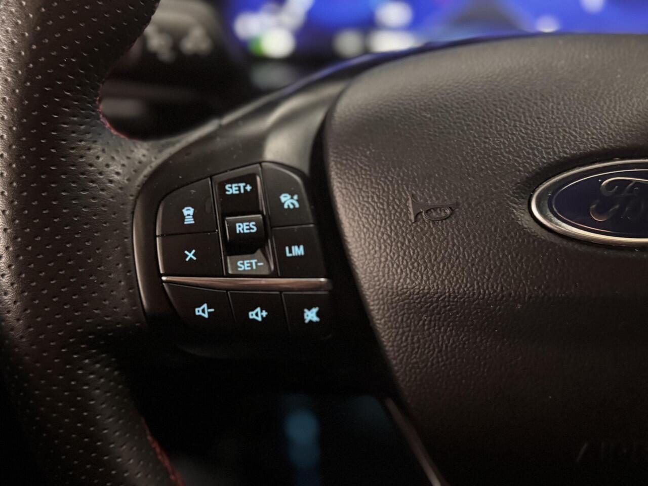 Ford KUGA 150pk ST-Line X Panoramadak Trekhaak Ad. Cruise Camera Parking Dodehoek HUD Dealeronderhouden