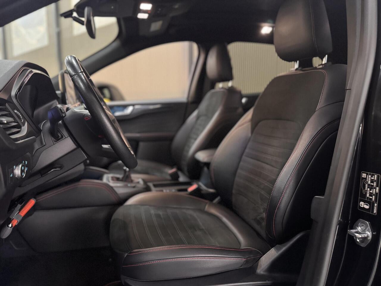 Ford KUGA 150pk ST-Line X Panoramadak Trekhaak Ad. Cruise Camera Parking Dodehoek HUD Dealeronderhouden