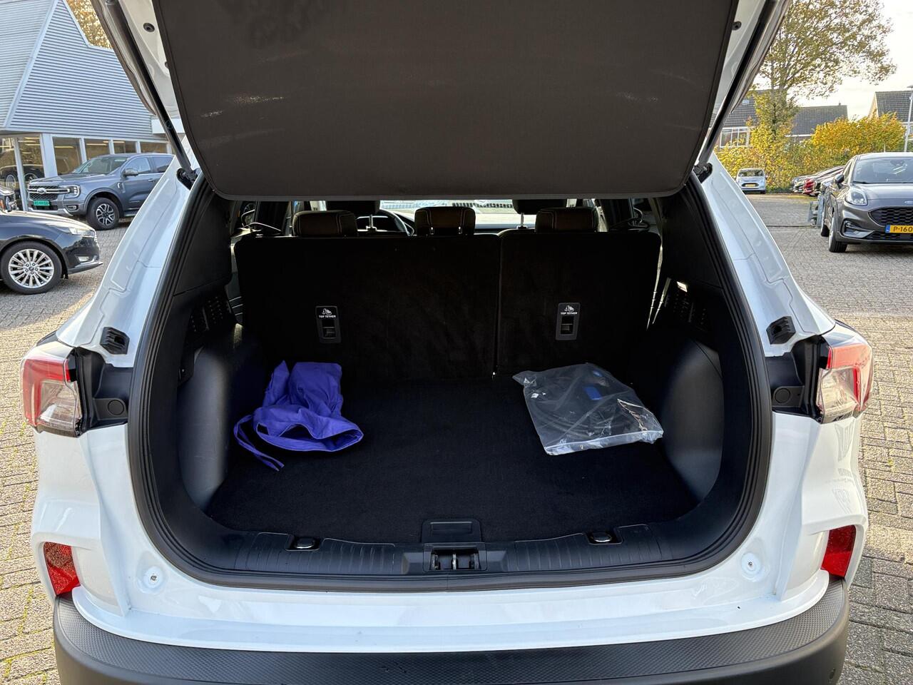 Ford KUGA 2.5 PHEV Titanium 225pk | Afneembare trekhaak | Winter Pack | Achteruitrijcamera | Navigatie | 1.500kg trekgewicht | Digitale Cockpit