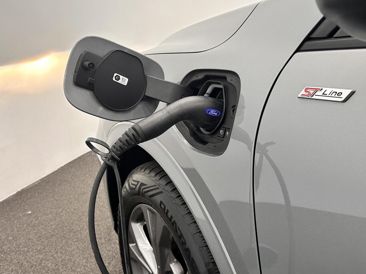 Ford KUGA 2.5 PHEV ST-Line Automaat Navigatie Apple Carplay/Android Auto Camera Parkeersensoren Cruise Control Stoel-en stuurverwarming Virtual Cockpit Climate Control