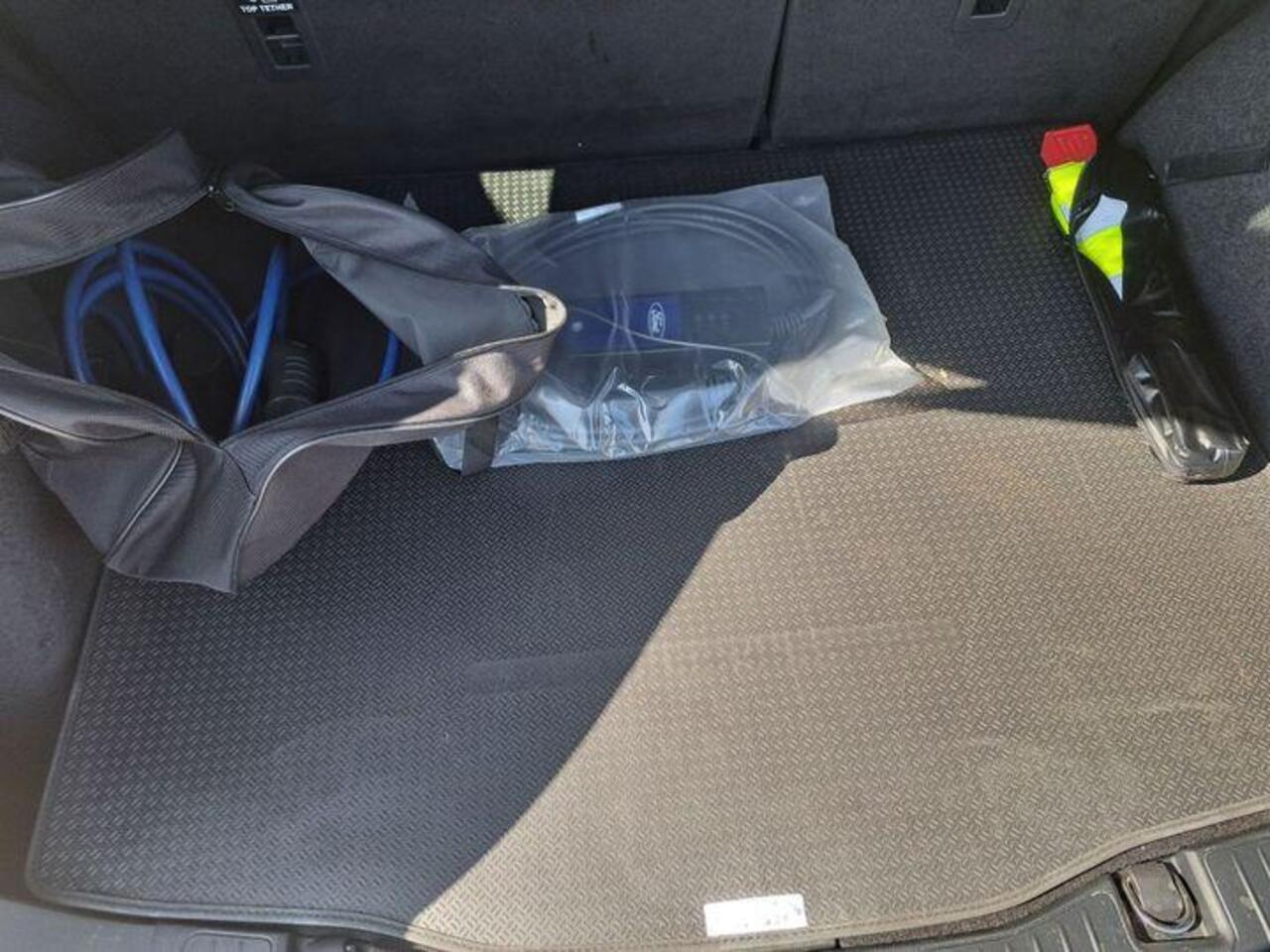 Ford KUGA 2.5 PHEV ST-Line X 243pk | ZUID | Driver Assistance Pack | Winterpack | Technology Pack | All Weatherbanden | 2.100kg Trekgewicht