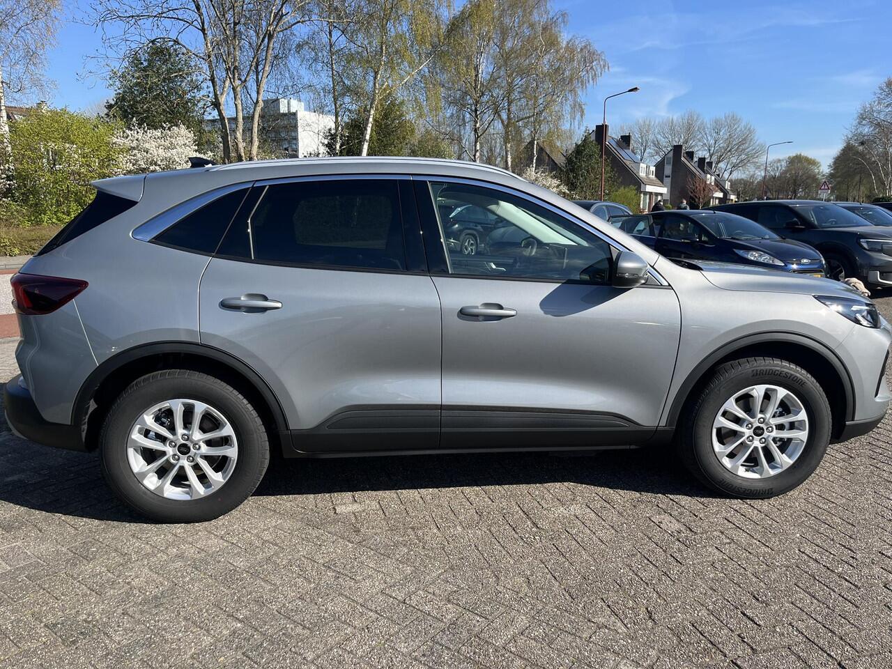 Ford KUGA 2.5 PHEV Titanium | SCI | 243pk Ford Voorraad | Wegklapbare Trekhaak | Gratis Laadpaal ! | Solar Silver | Incl 4.000,- Voordeel !