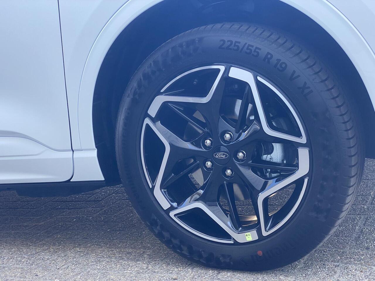 Ford KUGA 2.5 PHEV ST-Line 243 pk | Driver Assistance Pack | Wegklapbare trekhaak | 2.100 kg trekgewicht! | Winterpakket | 19 inch Licht metalen Velgen | ¤4.000,- prijsvoordeel!