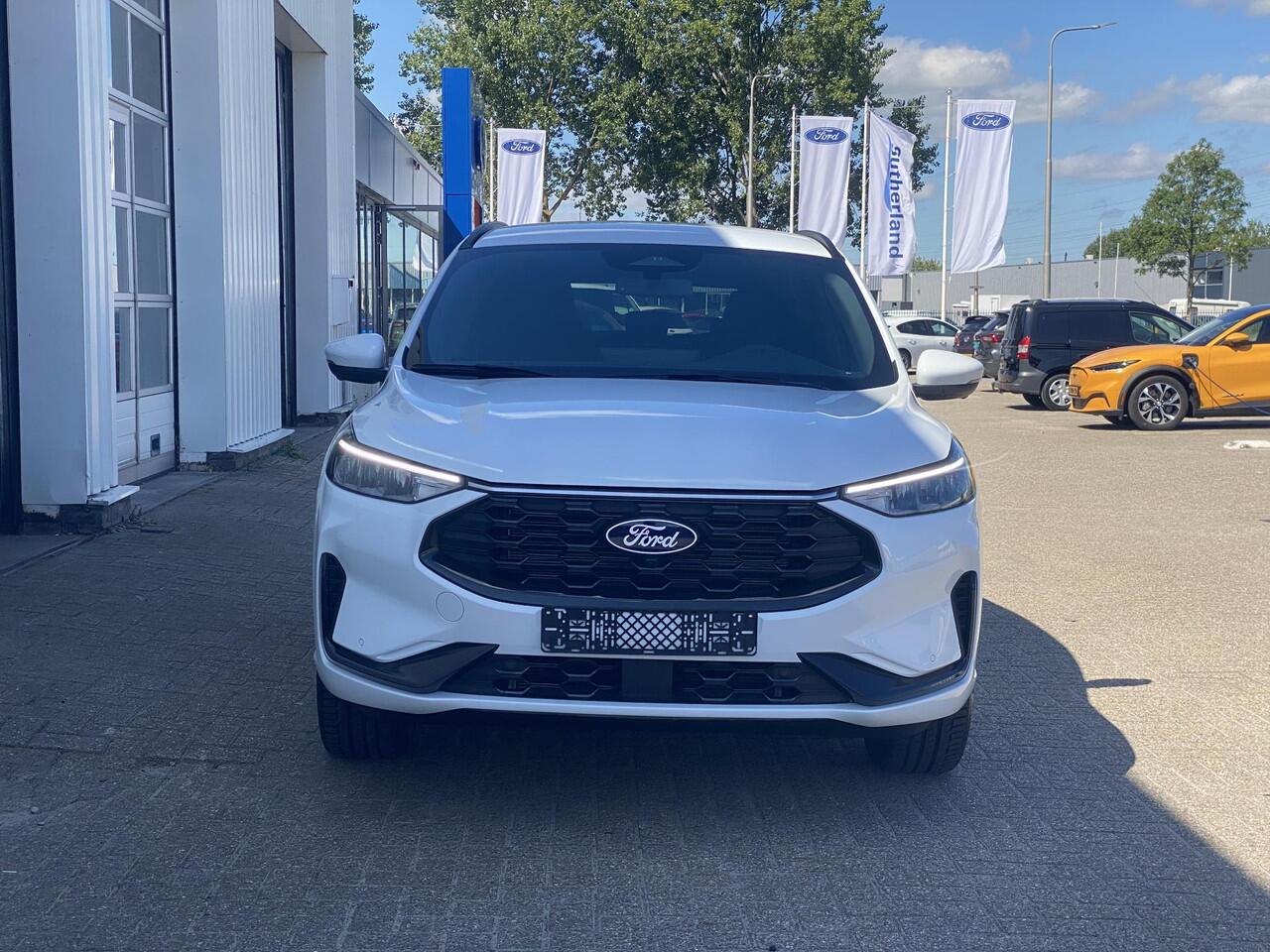 Ford KUGA 2.5 PHEV ST-Line 243 pk | Driver Assistance Pack | Wegklapbare trekhaak | 2.100 kg trekgewicht! | Winterpakket | 19 inch Licht metalen Velgen | ¤4.000,- prijsvoordeel!
