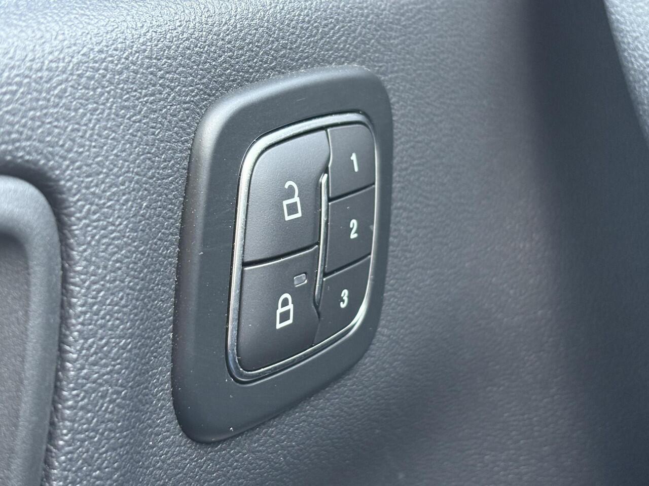 Ford KUGA 2.5 PHEV ST-Line X 243pk | Zuid | Wegklapbare trekhaak | Panoramadak | Winter Pack | Head up Display | All season banden