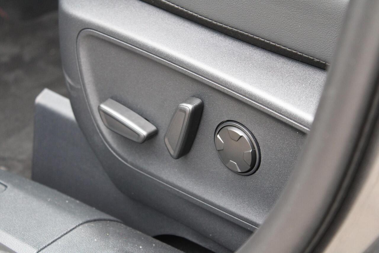 Ford KUGA 2.5 PHEV ST-Line X | Voorraad! | Panorama Dak | Elektrische Trekhaak | Winterpack | Matrix LED | Adaptive Cruise Control |