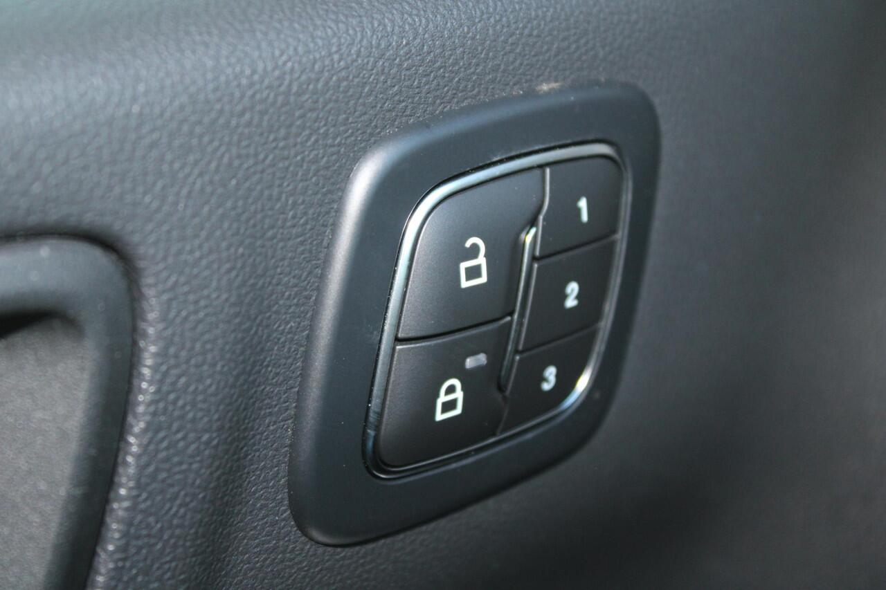 Ford KUGA 2.5 PHEV ST-Line X 243pk | Driver Assistance Pack | Winterpack | Wegklapbare Trekhaak | 19 inch Licht metalen Velgen | Matrix Led incl. Coast to Coast