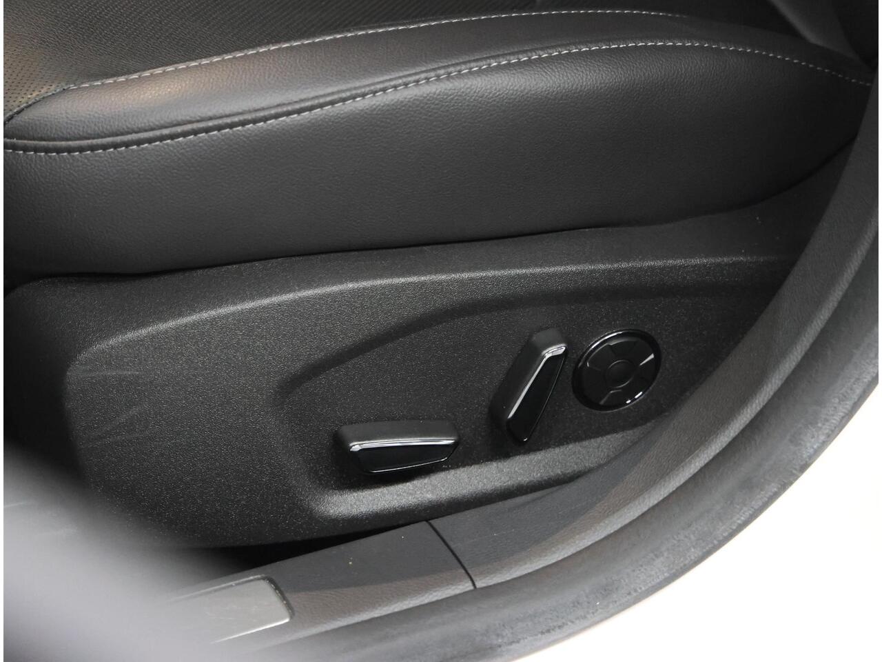 Ford MONDEO 188PK Hybride Titanium | 1ste eigenaar | LEER | Camera | Dodehoekdetectie | Electrische stoelen | Navigatie | AUTOMAAT | Stoel/stuur/verwarmd/verkoeld | Adaptive Cruise Control | Isofix | Privacy Glass |