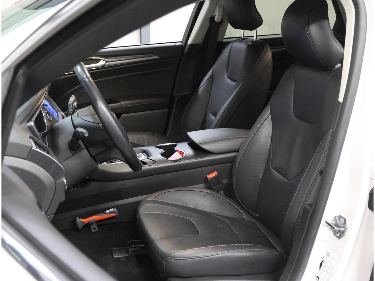 Ford MONDEO 188PK Hybride Titanium | 1ste eigenaar | LEER | Camera | Dodehoekdetectie | Electrische stoelen | Navigatie | AUTOMAAT | Stoel/stuur/verwarmd/verkoeld | Adaptive Cruise Control | Isofix | Privacy Glass |