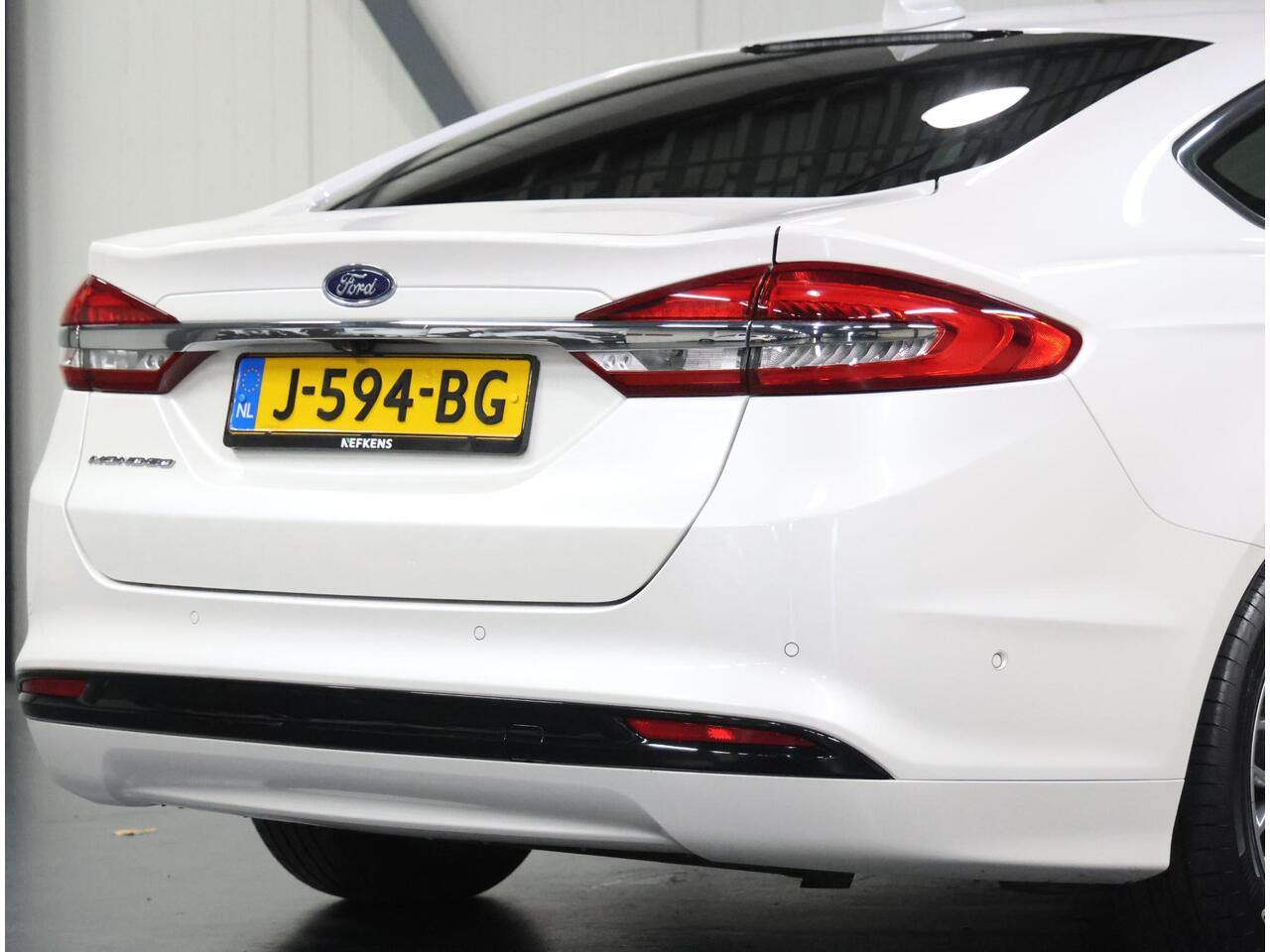 Ford MONDEO 188PK Hybride Titanium | 1ste eigenaar | LEER | Camera | Dodehoekdetectie | Electrische stoelen | Navigatie | AUTOMAAT | Stoel/stuur/verwarmd/verkoeld | Adaptive Cruise Control | Isofix | Privacy Glass |