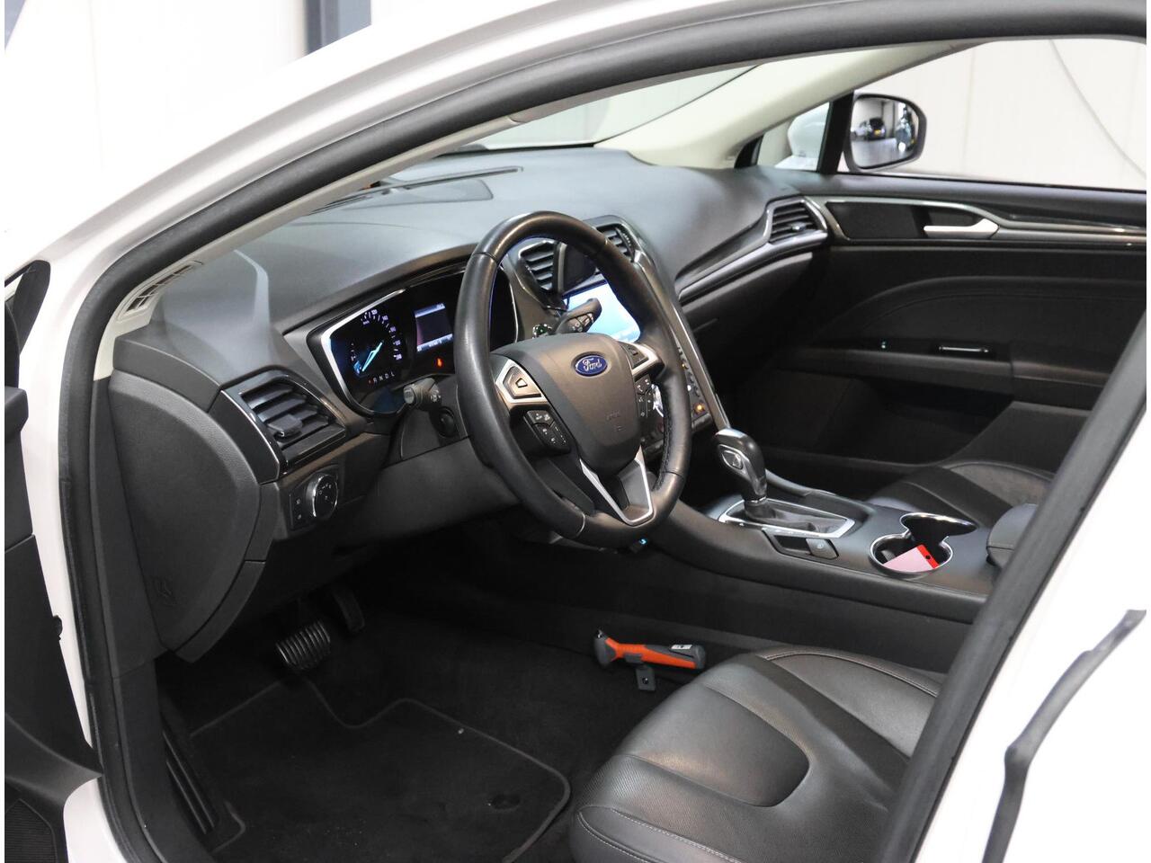 Ford MONDEO 188PK Hybride Titanium | 1ste eigenaar | LEER | Camera | Dodehoekdetectie | Electrische stoelen | Navigatie | AUTOMAAT | Stoel/stuur/verwarmd/verkoeld | Adaptive Cruise Control | Isofix | Privacy Glass |