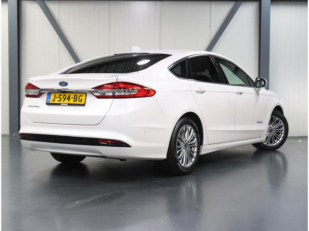 Ford MONDEO 188PK Hybride Titanium | 1ste eigenaar | LEER | Camera | Dodehoekdetectie | Electrische stoelen | Navigatie | AUTOMAAT | Stoel/stuur/verwarmd/verkoeld | Adaptive Cruise Control | Isofix | Privacy Glass |