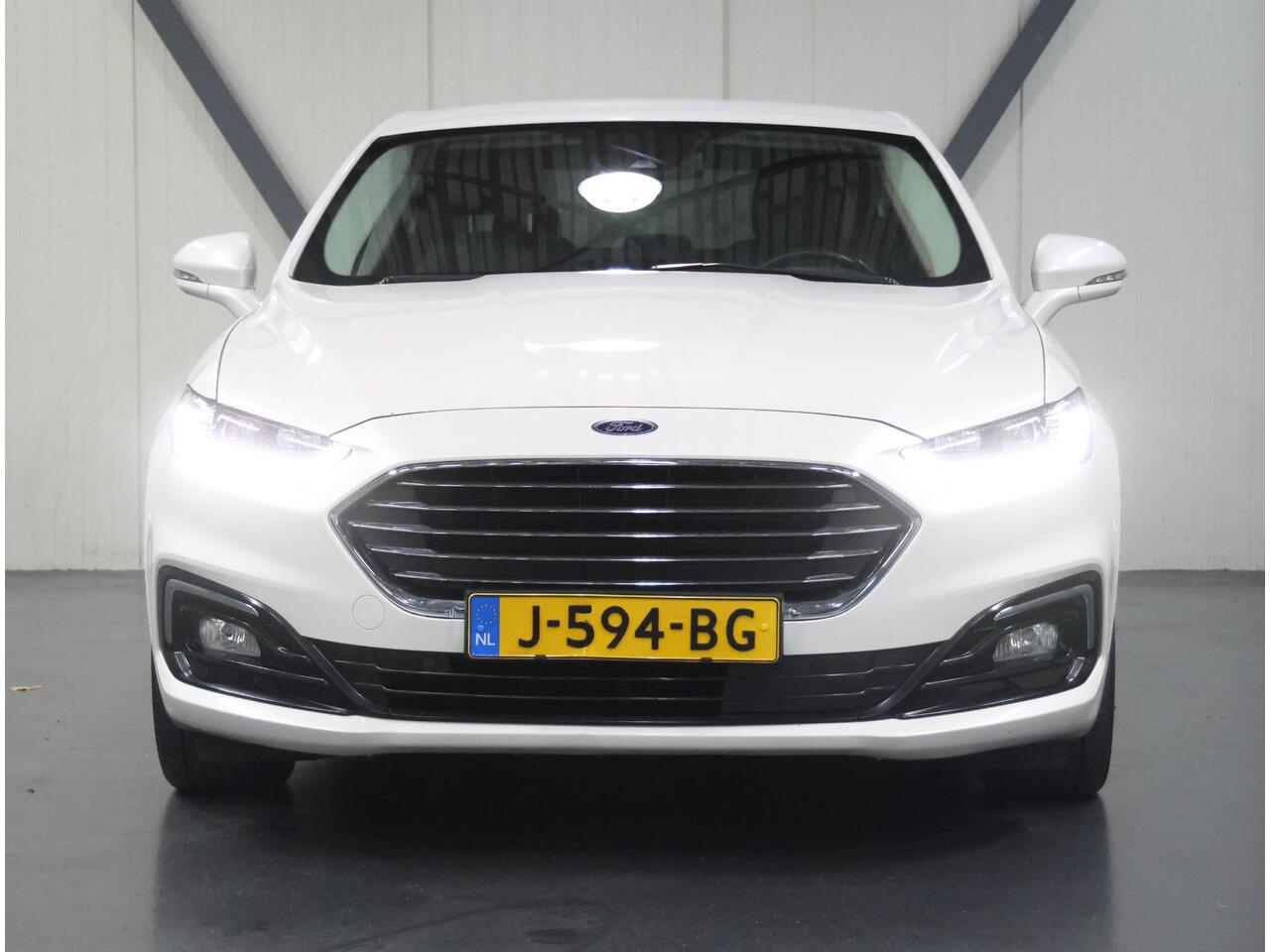 Ford MONDEO 188PK Hybride Titanium | 1ste eigenaar | LEER | Camera | Dodehoekdetectie | Electrische stoelen | Navigatie | AUTOMAAT | Stoel/stuur/verwarmd/verkoeld | Adaptive Cruise Control | Isofix | Privacy Glass |