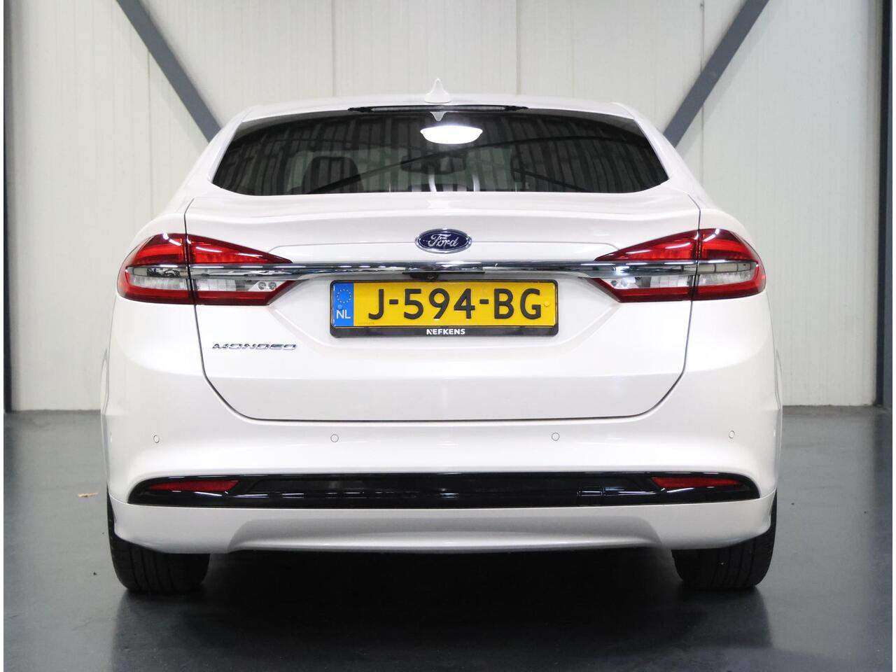 Ford MONDEO 188PK Hybride Titanium | 1ste eigenaar | LEER | Camera | Dodehoekdetectie | Electrische stoelen | Navigatie | AUTOMAAT | Stoel/stuur/verwarmd/verkoeld | Adaptive Cruise Control | Isofix | Privacy Glass |