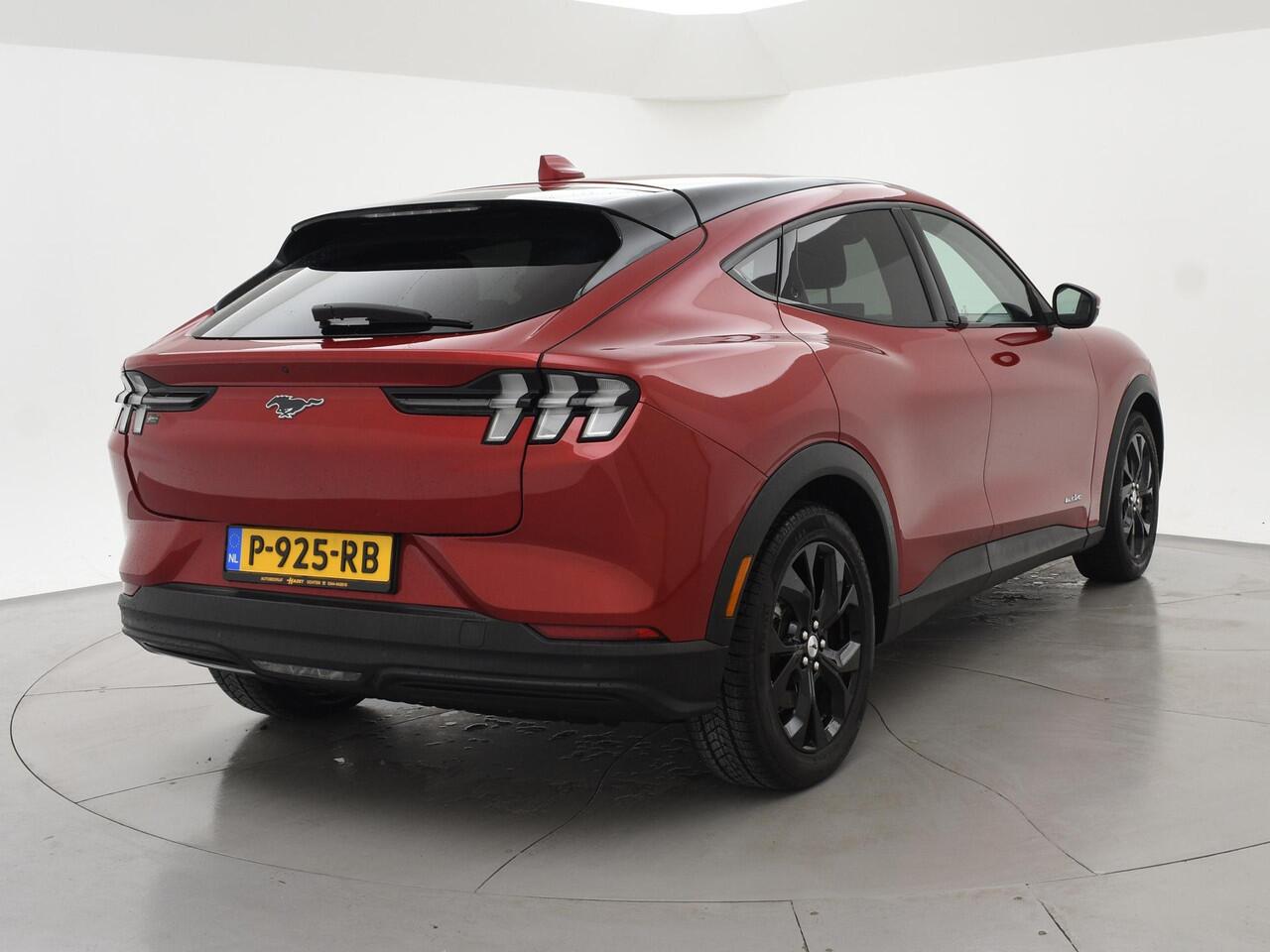 Ford MUSTANG Mach-E 75kWh LUCID RED + STUURVERW. / ADAPTIVE CRUISE / CARPLAY