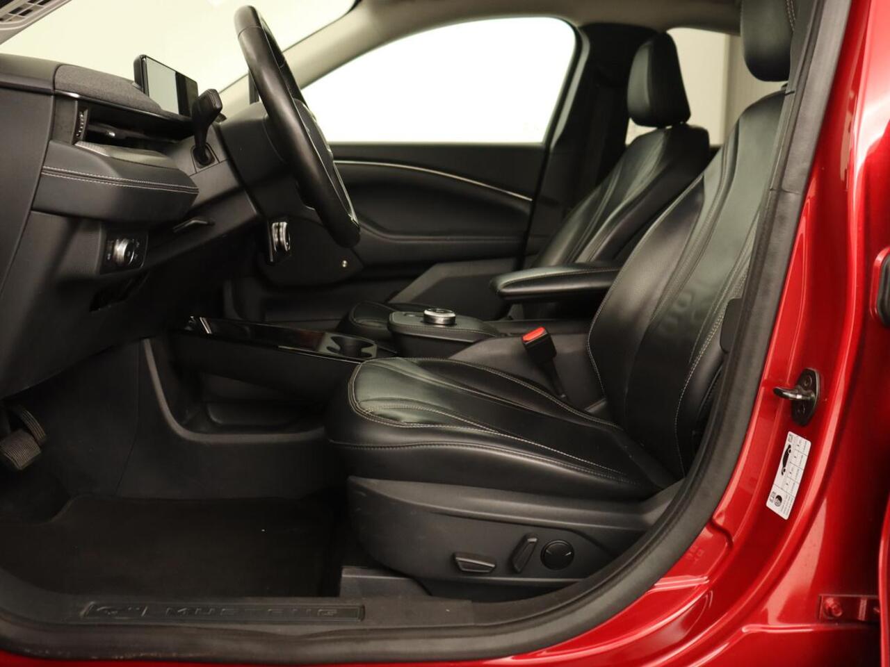 Ford MUSTANG Mach-E RWD 75 kWh | Leder | Stoelverwarming | 360 Camera | Adaptive cruise | B&O Sound | Stuurverwarming | Carplay | Navigatie