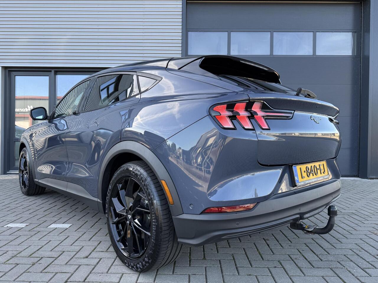 Ford MUSTANG Mach-E RWD 75 kWh ?SOH 93% ?Panoramadak ?Bang & Olufsen ?360º Camera ?Vol Leder ?Elektrische Achterklep ?Adaptieve Cruise ?Lichtmetaal 19" ?Trekhaak