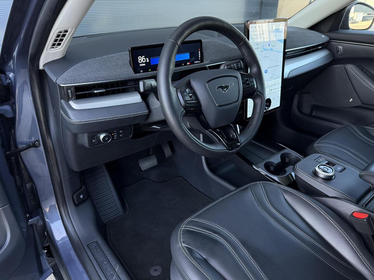 Ford MUSTANG Mach-E RWD 75 kWh ?SOH 93% ?Panoramadak ?Bang & Olufsen ?360º Camera ?Vol Leder ?Elektrische Achterklep ?Adaptieve Cruise ?Lichtmetaal 19" ?Trekhaak