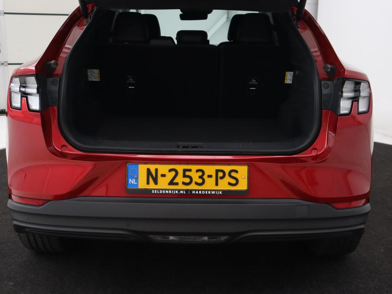 Ford MUSTANG Mach-E RWD 75 kWh | Leder | Stoelverwarming | 360 Camera | B&O Sound | Adaptive cruise | Carplay | Keyless | Navigatie | Stuurverwarming | Full LED | 20'' lichtmetalen velgen