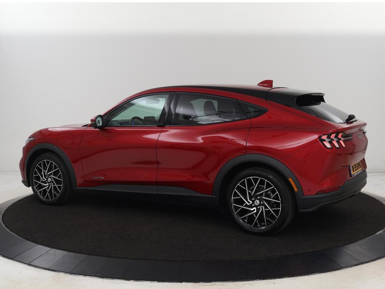 Ford MUSTANG Mach-E RWD 75 kWh | Leder | Stoelverwarming | 360 Camera | B&O Sound | Adaptive cruise | Carplay | Keyless | Navigatie | Stuurverwarming | Full LED | 20'' lichtmetalen velgen