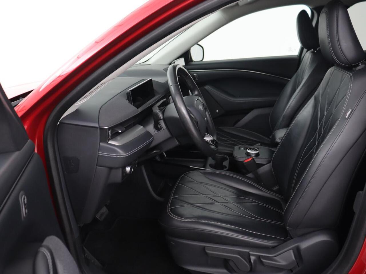 Ford MUSTANG Mach-E RWD 75 kWh | Leder | Stoelverwarming | 360 Camera | B&O Sound | Adaptive cruise | Carplay | Keyless | Navigatie | Stuurverwarming | Full LED | 20'' lichtmetalen velgen