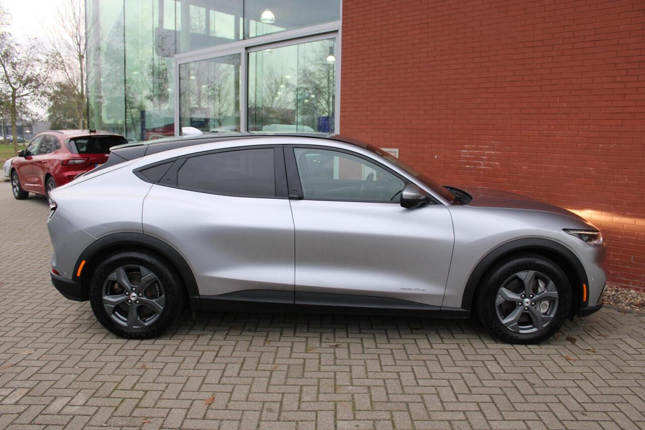 Ford MUSTANG Mach-E RWD 75 kWh | Trekhaak | Lederen bekleding | Voorruitverwarming | Stoelverwarming | Adaptieve cruise Control | Camera | Electrische achterklep