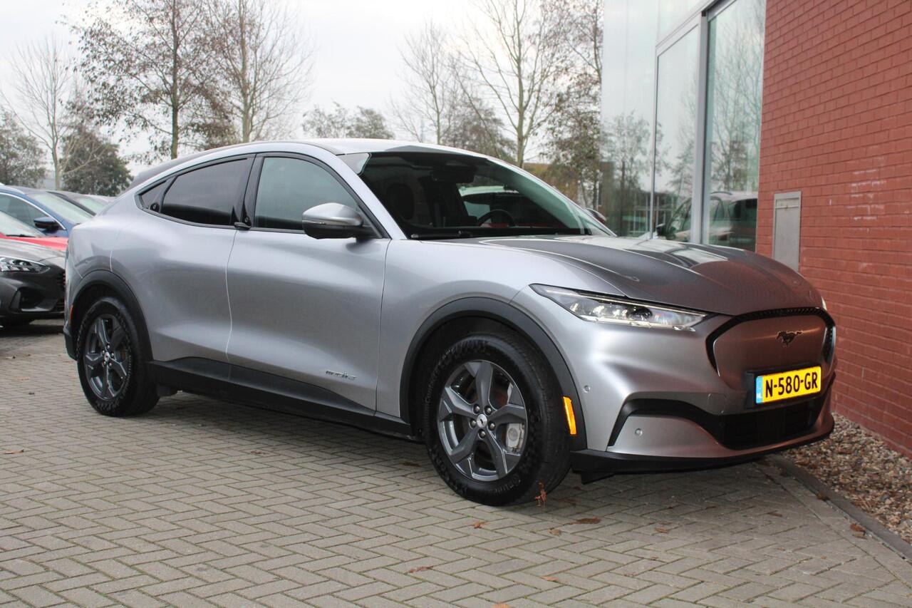 Ford MUSTANG Mach-E RWD 75 kWh | Trekhaak | Lederen bekleding | Voorruitverwarming | Stoelverwarming | Adaptieve cruise Control | Camera | Electrische achterklep