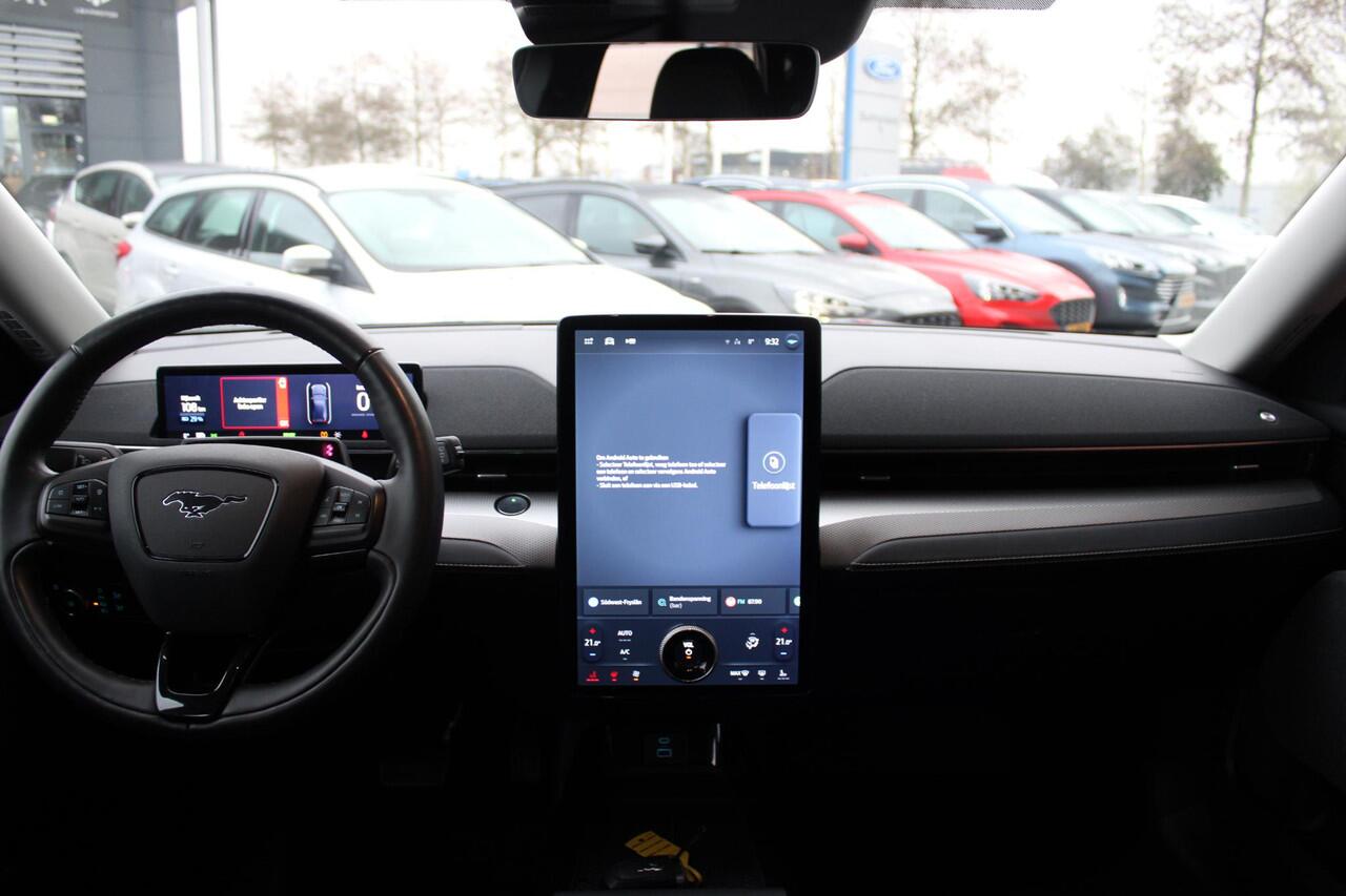 Ford MUSTANG Mach-E RWD 75 kWh | Trekhaak | Lederen bekleding | Voorruitverwarming | Stoelverwarming | Adaptieve cruise Control | Camera | Electrische achterklep